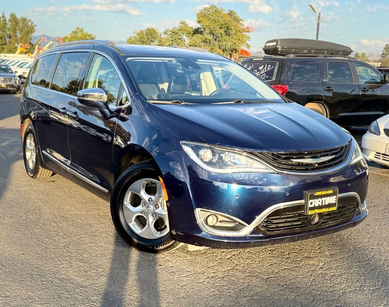 Chrysler Pacifica Vehicle Full-screen Gallery Image 02