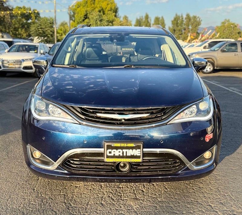 Chrysler Pacifica Vehicle Full-screen Gallery Image 03