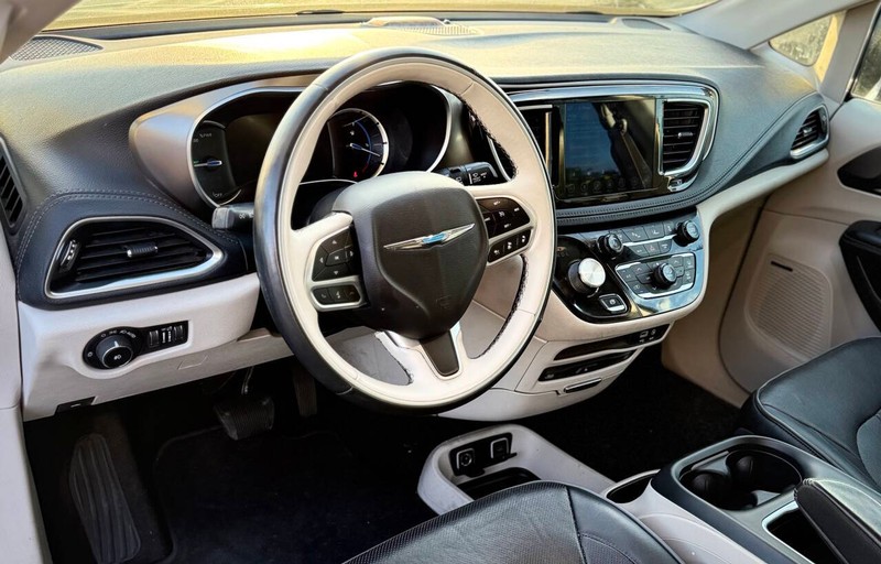 Chrysler Pacifica Vehicle Full-screen Gallery Image 07