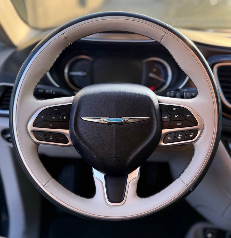 Chrysler Pacifica Vehicle Full-screen Gallery Image 08