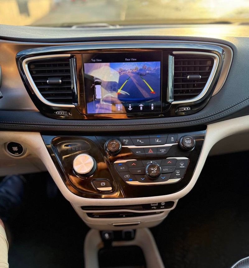 Chrysler Pacifica Vehicle Full-screen Gallery Image 09
