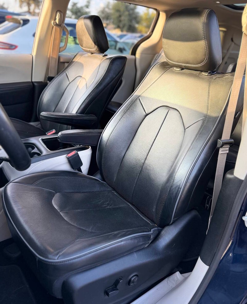 Chrysler Pacifica Vehicle Full-screen Gallery Image 10