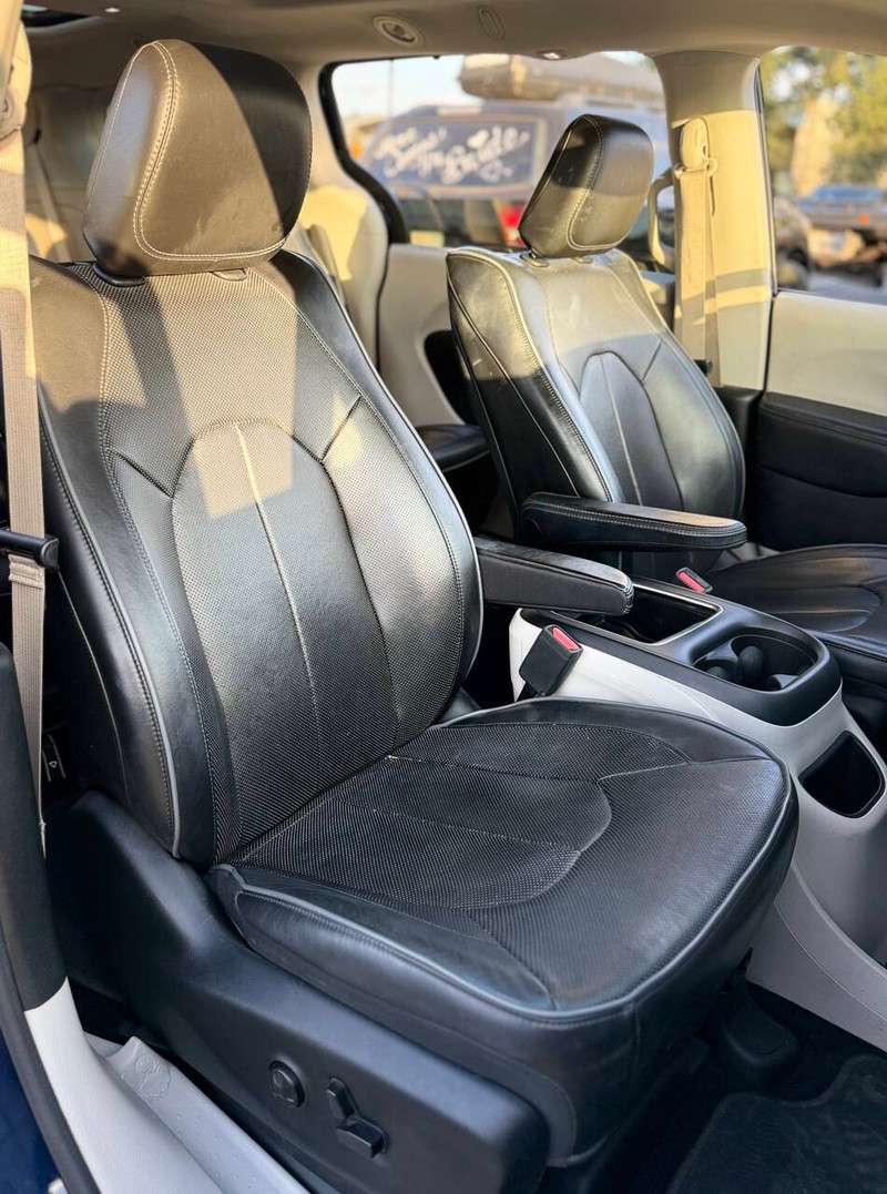 Chrysler Pacifica Vehicle Full-screen Gallery Image 11