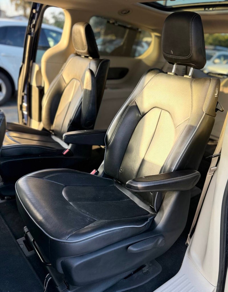 Chrysler Pacifica Vehicle Full-screen Gallery Image 12