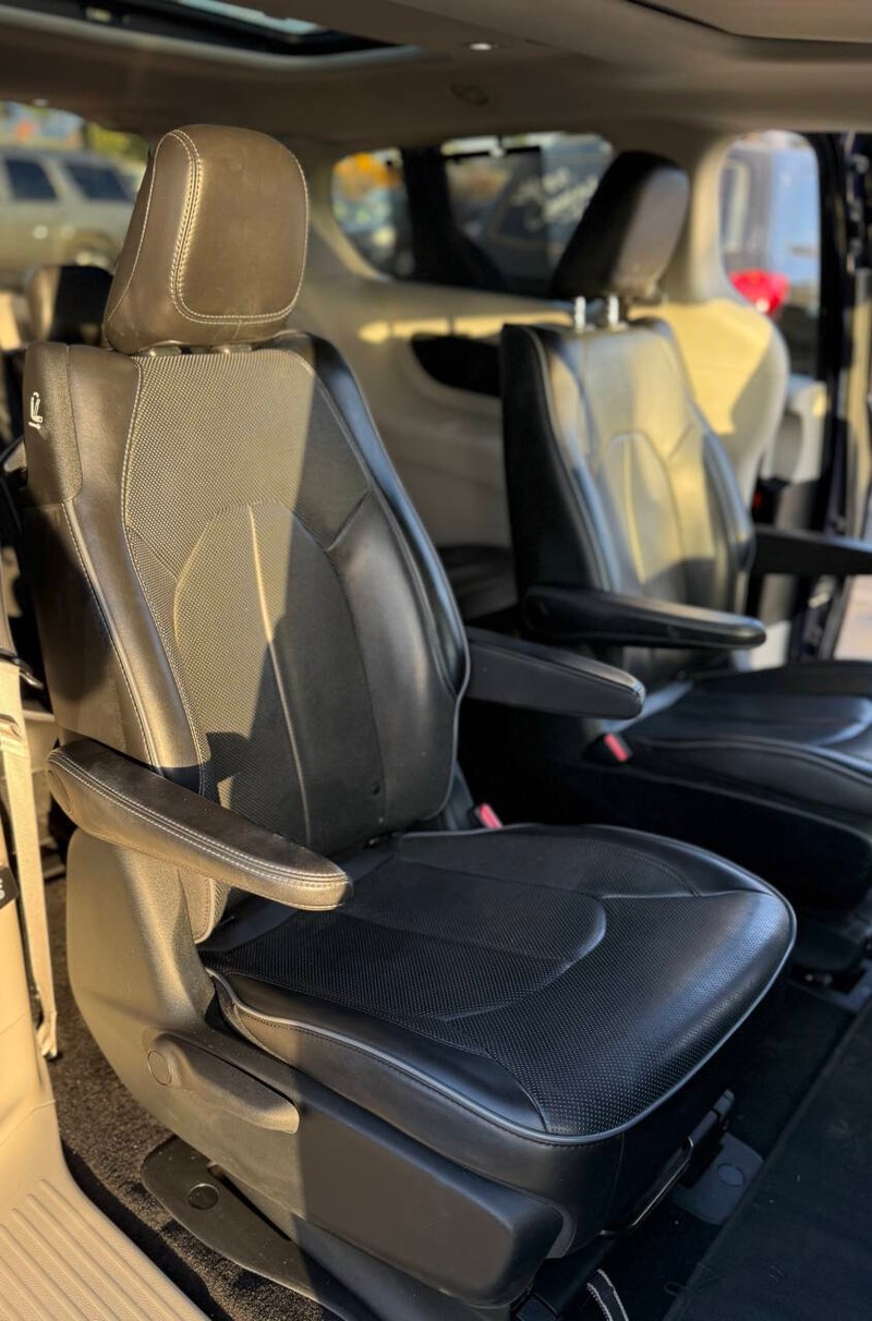 Chrysler Pacifica Vehicle Full-screen Gallery Image 13