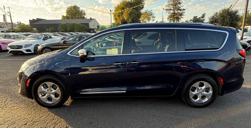 Chrysler Pacifica Vehicle Full-screen Gallery Image 14