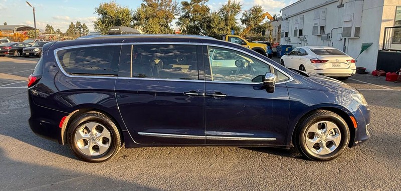 Chrysler Pacifica Vehicle Full-screen Gallery Image 15