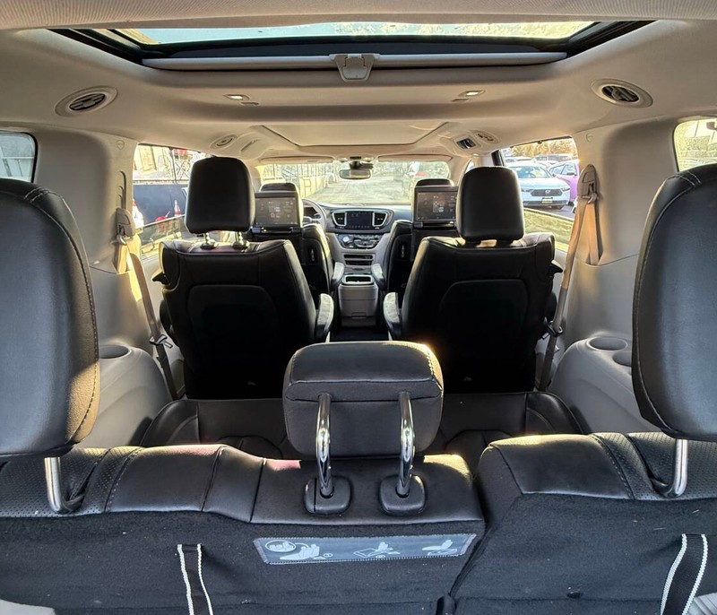 Chrysler Pacifica Vehicle Full-screen Gallery Image 16