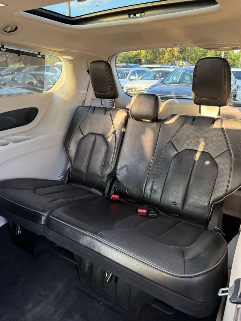 Chrysler Pacifica Vehicle Full-screen Gallery Image 18