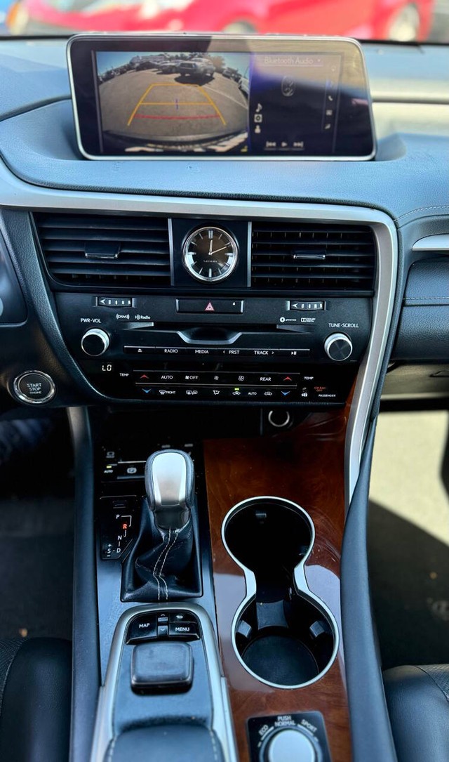 Lexus RX Vehicle Full-screen Gallery Image 09