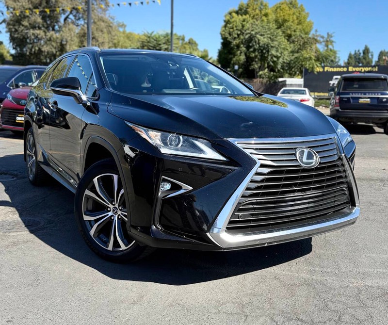 Lexus RX Vehicle Full-screen Gallery Image 03