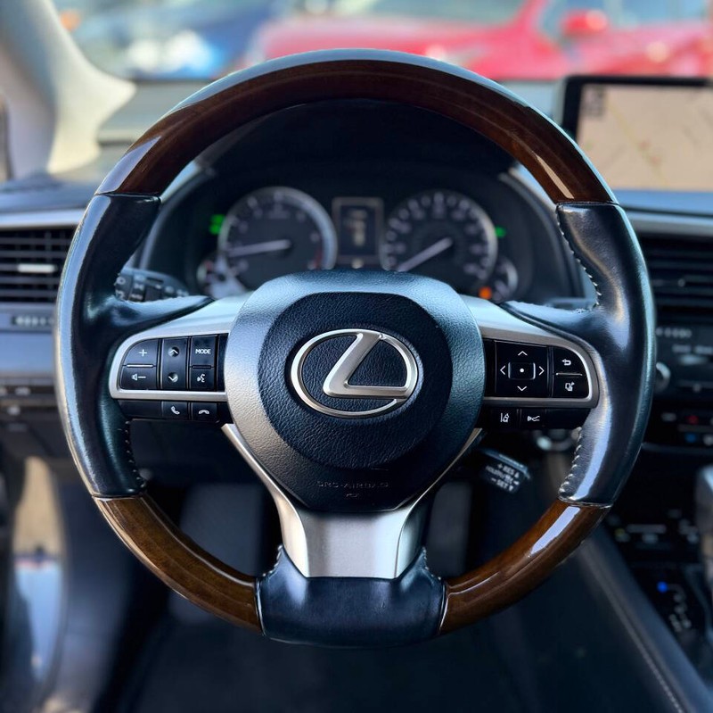 Lexus RX Vehicle Full-screen Gallery Image 08