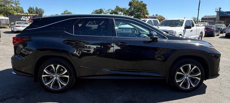 Lexus RX Vehicle Full-screen Gallery Image 11