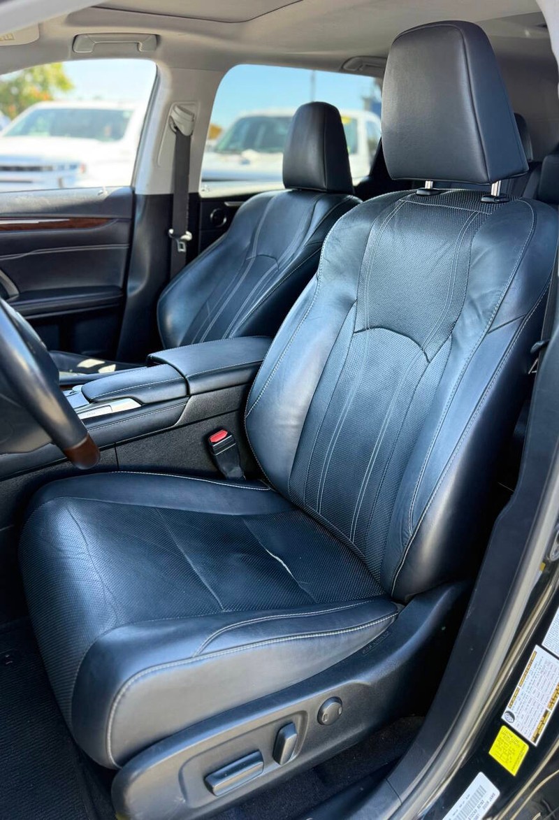 Lexus RX Vehicle Full-screen Gallery Image 12