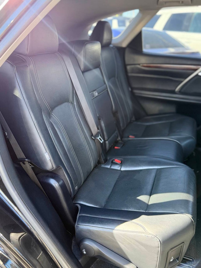 Lexus RX Vehicle Full-screen Gallery Image 14