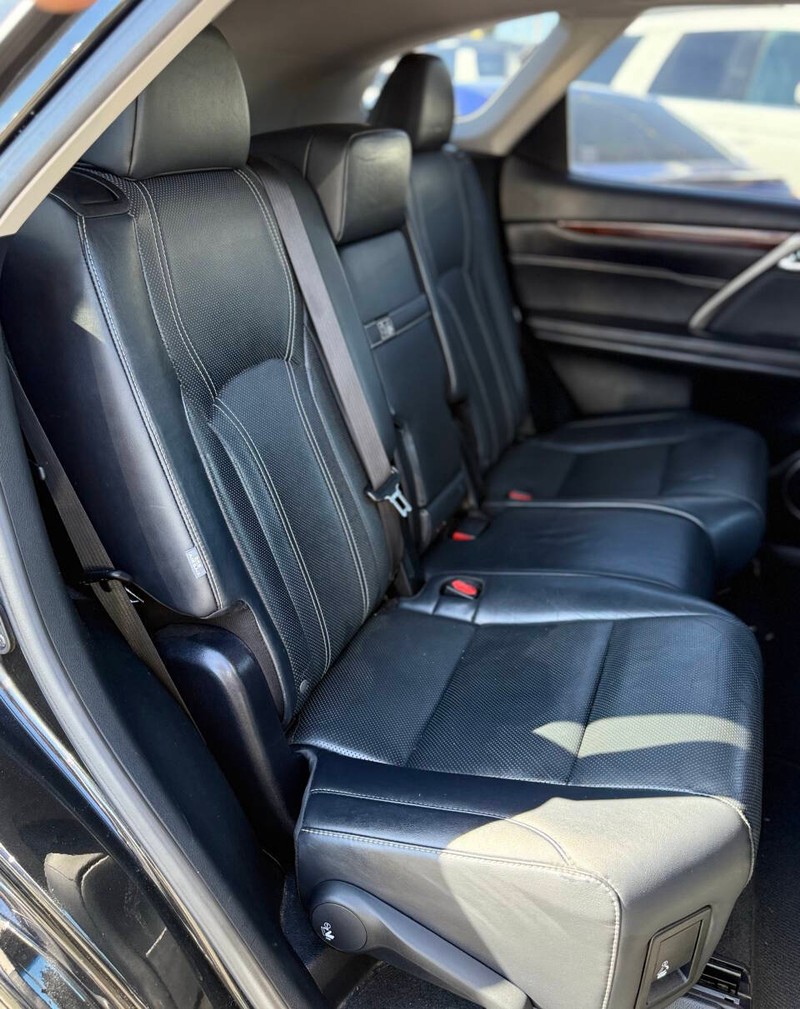 Lexus RX Vehicle Full-screen Gallery Image 15