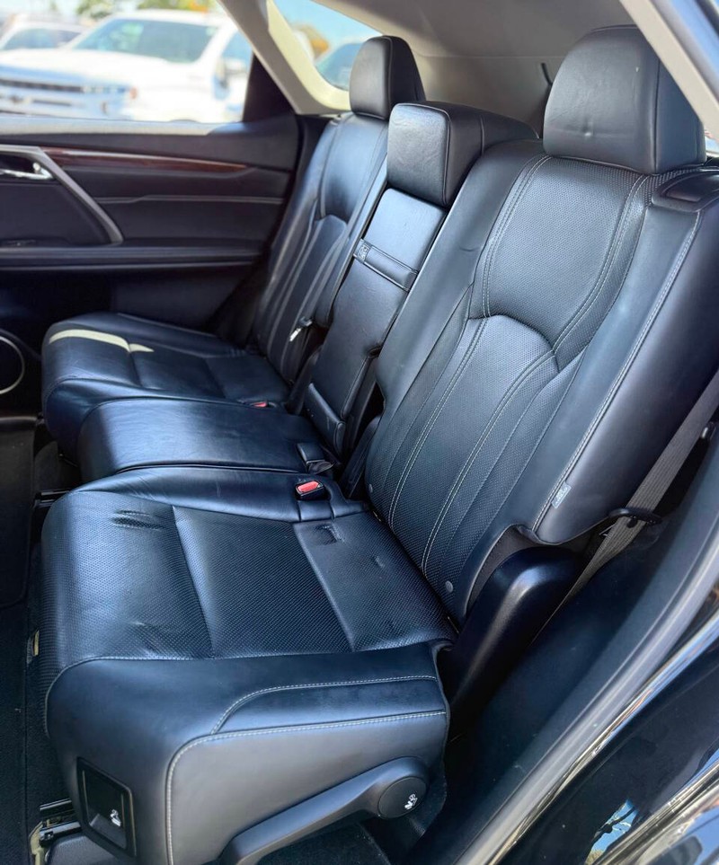 Lexus RX Vehicle Full-screen Gallery Image 16
