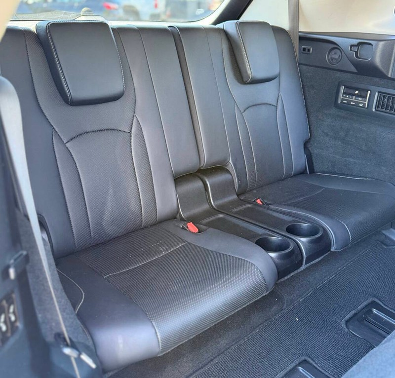 Lexus RX Vehicle Full-screen Gallery Image 17