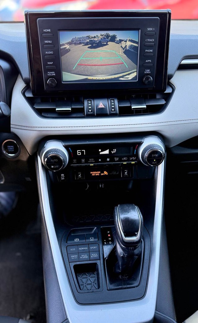 Toyota RAV4 Vehicle Full-screen Gallery Image 09