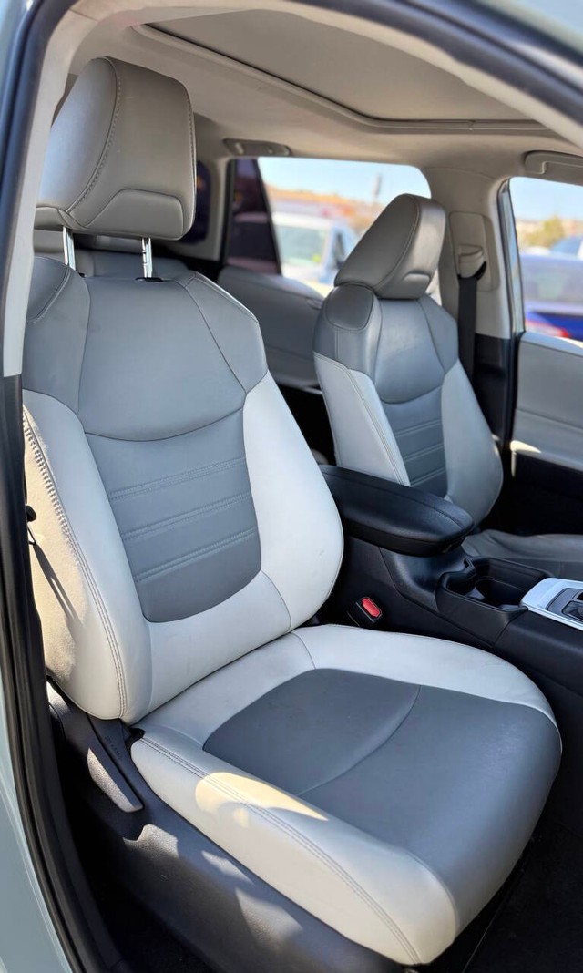Toyota RAV4 Vehicle Full-screen Gallery Image 11