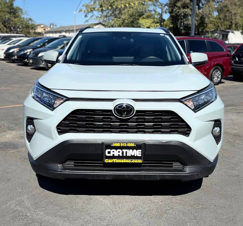 Toyota RAV4 Vehicle Full-screen Gallery Image 02