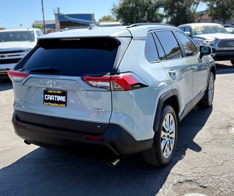 Toyota RAV4 Vehicle Full-screen Gallery Image 04