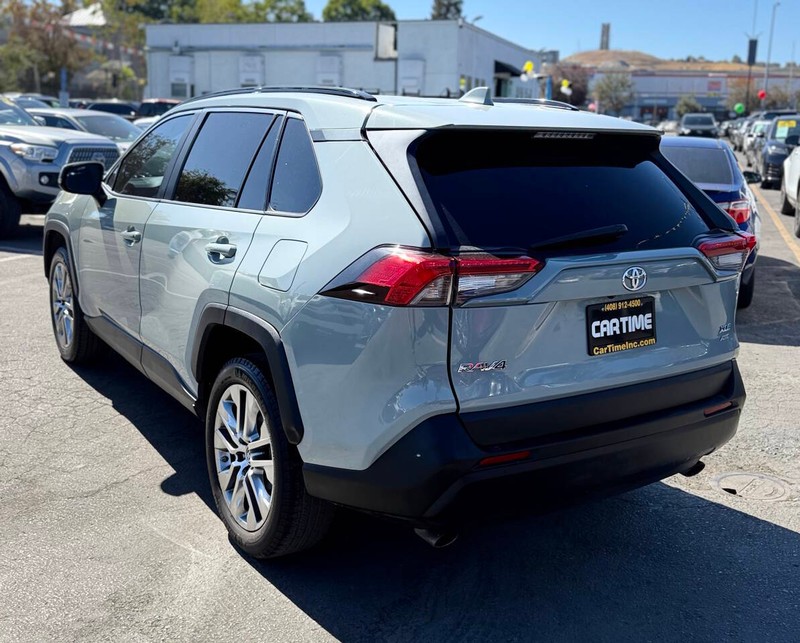 Toyota RAV4 Vehicle Full-screen Gallery Image 06