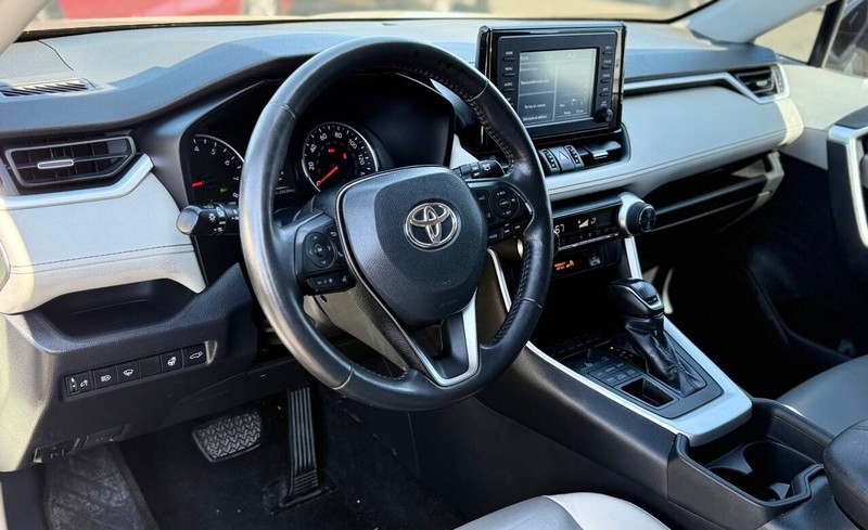 Toyota RAV4 Vehicle Full-screen Gallery Image 07