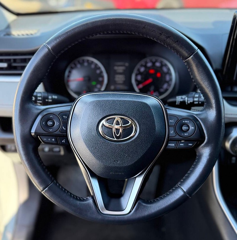 Toyota RAV4 Vehicle Full-screen Gallery Image 08