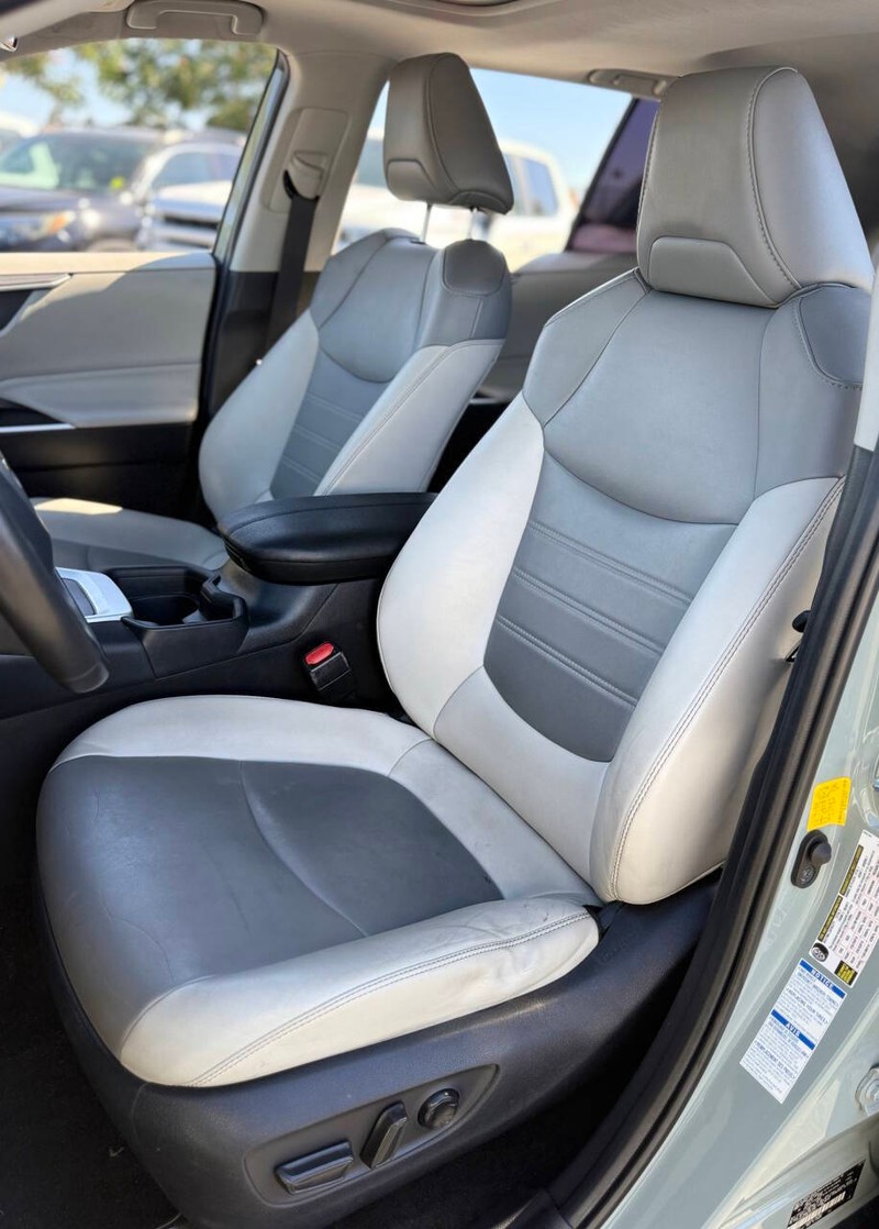 Toyota RAV4 Vehicle Full-screen Gallery Image 10