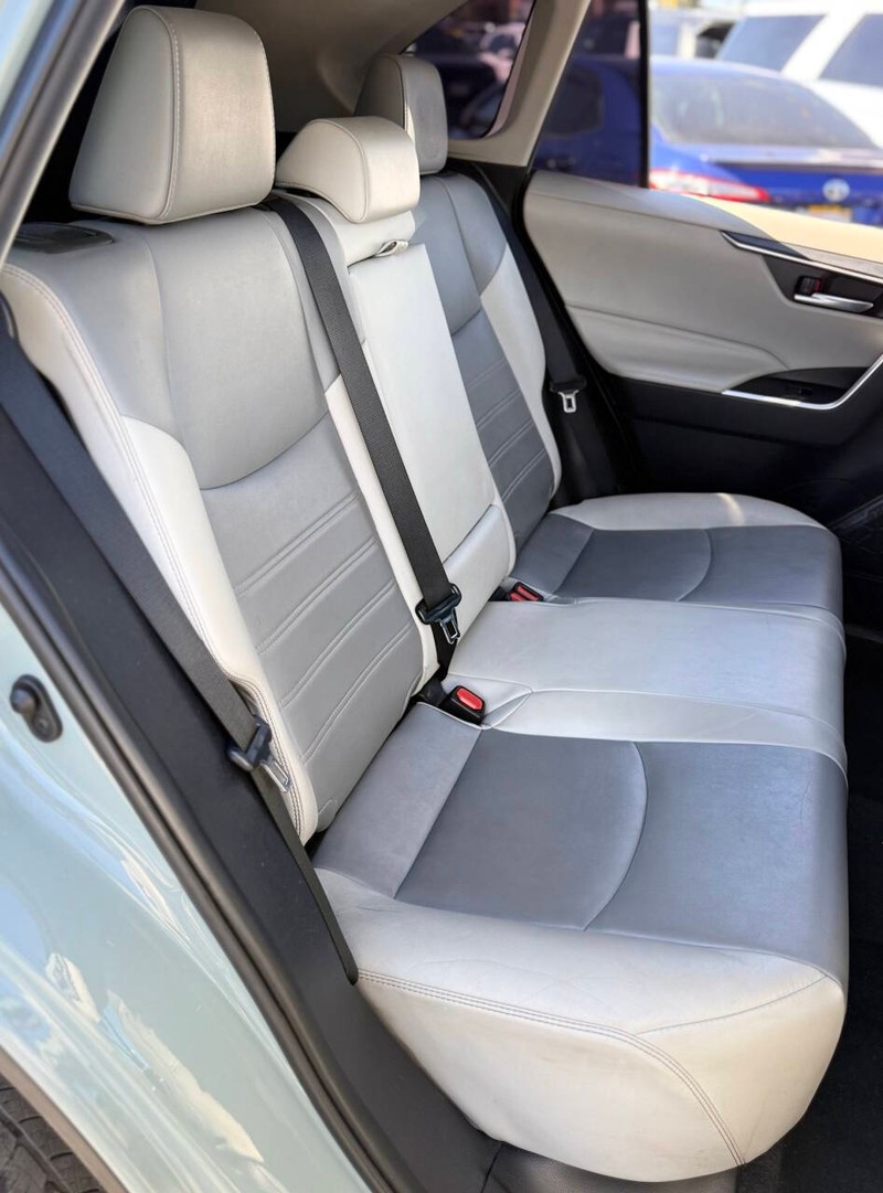 Toyota RAV4 Vehicle Full-screen Gallery Image 12