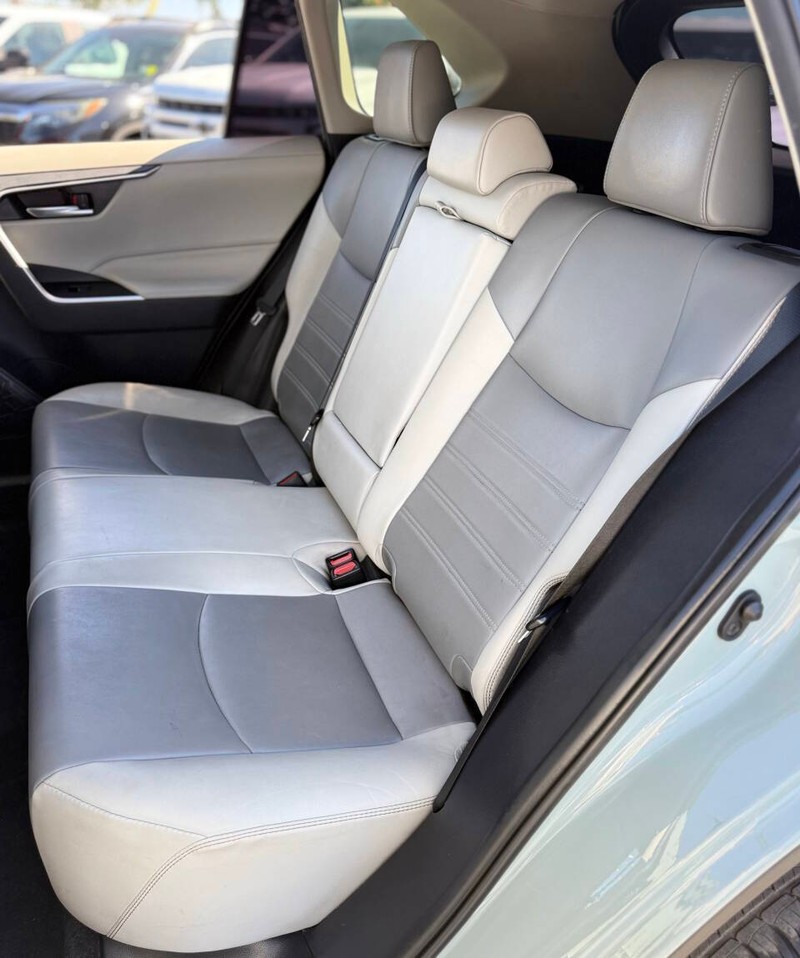 Toyota RAV4 Vehicle Full-screen Gallery Image 15