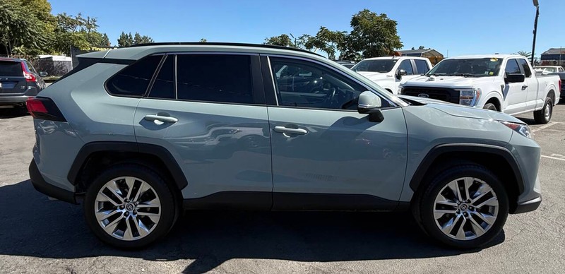Toyota RAV4 Vehicle Full-screen Gallery Image 16