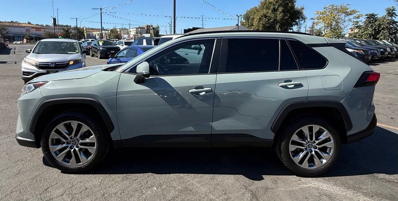Toyota RAV4 Vehicle Full-screen Gallery Image 17
