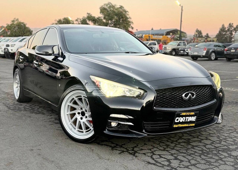 INFINITI Q50 Vehicle Full-screen Gallery Image 03