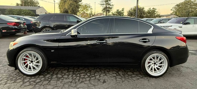 INFINITI Q50 Vehicle Full-screen Gallery Image 07