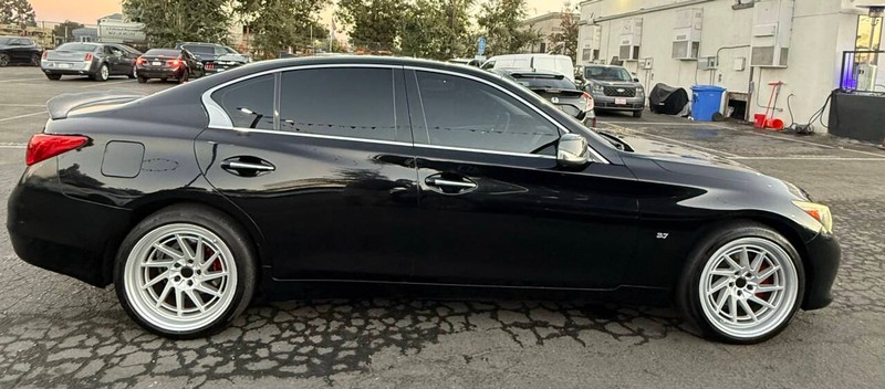 INFINITI Q50 Vehicle Full-screen Gallery Image 08