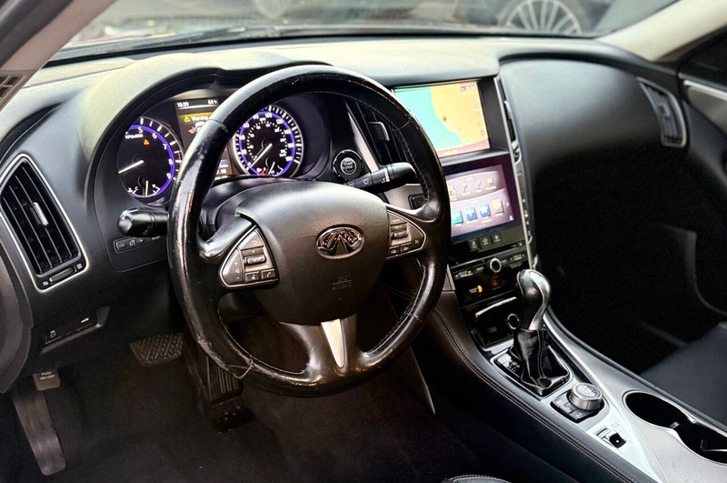 INFINITI Q50 Vehicle Full-screen Gallery Image 09