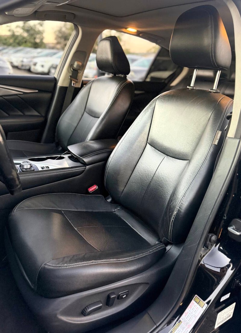 INFINITI Q50 Vehicle Full-screen Gallery Image 12