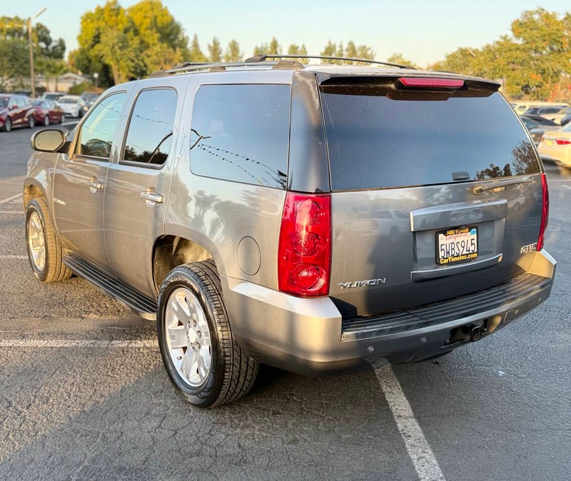 GMC Yukon Vehicle Full-screen Gallery Image 04