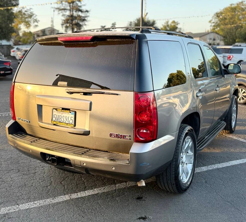 GMC Yukon Vehicle Full-screen Gallery Image 06