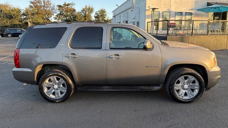 GMC Yukon Vehicle Full-screen Gallery Image 07