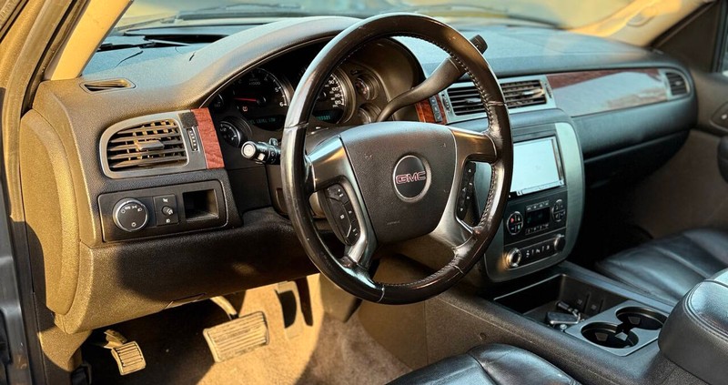 GMC Yukon Vehicle Full-screen Gallery Image 08