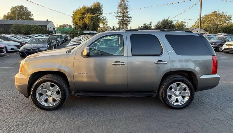 GMC Yukon Vehicle Full-screen Gallery Image 09