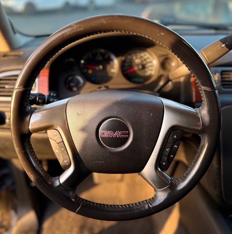 GMC Yukon Vehicle Full-screen Gallery Image 10