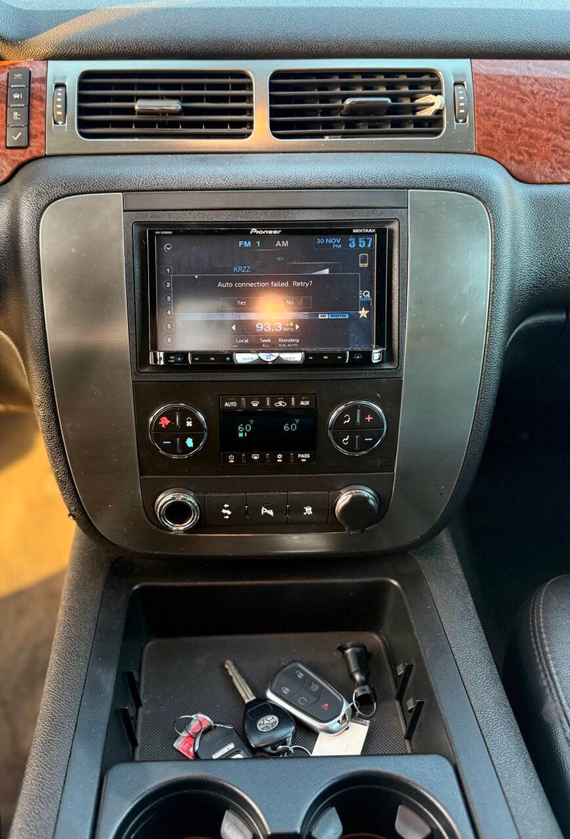 GMC Yukon Vehicle Full-screen Gallery Image 11
