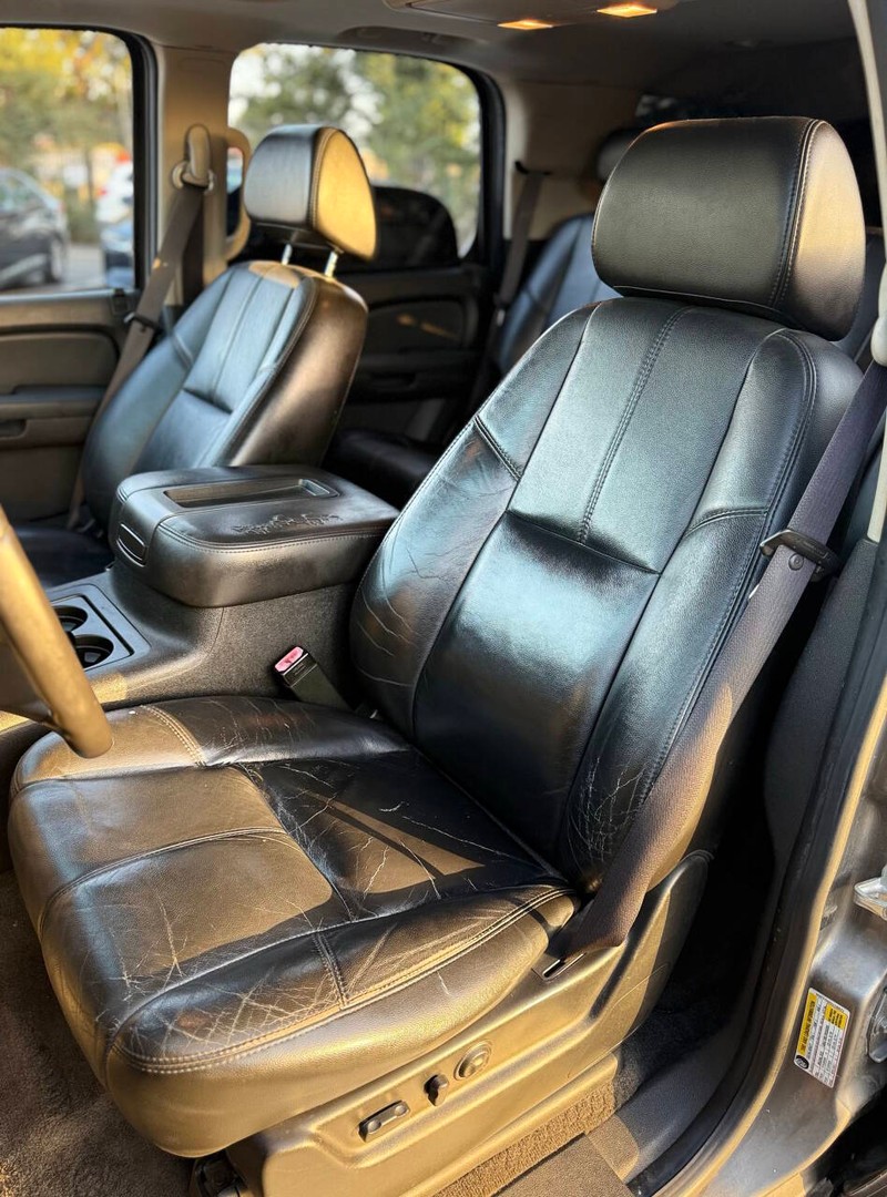 GMC Yukon Vehicle Full-screen Gallery Image 12