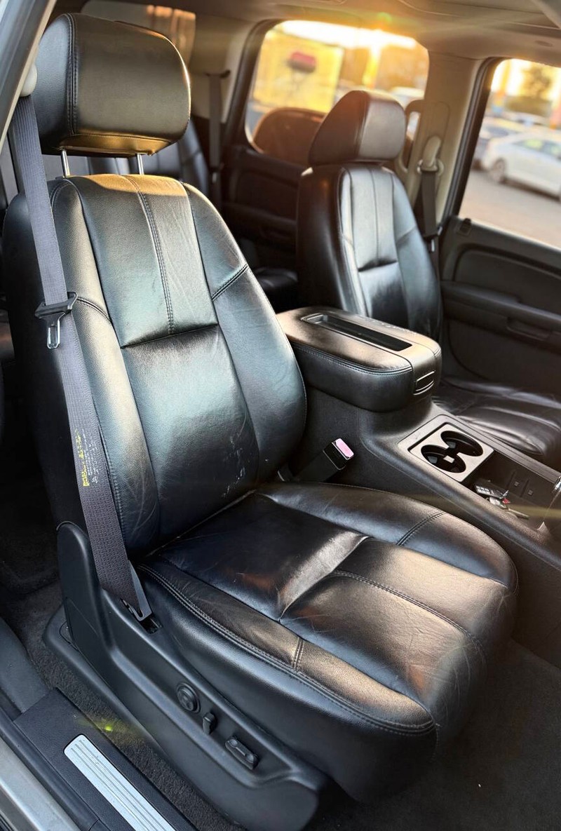 GMC Yukon Vehicle Full-screen Gallery Image 13