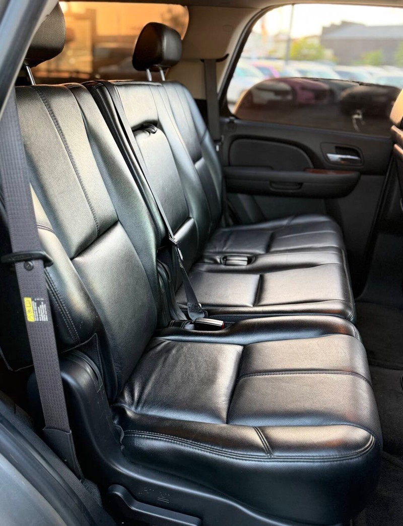 GMC Yukon Vehicle Full-screen Gallery Image 14