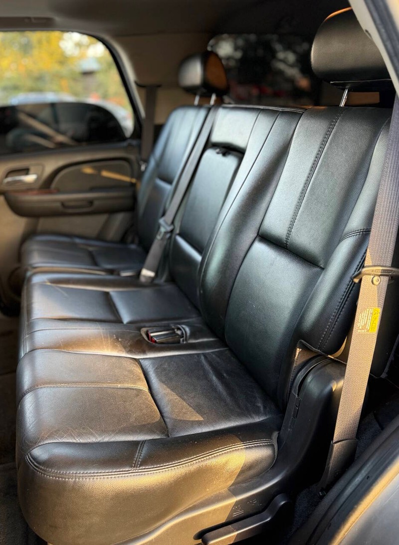 GMC Yukon Vehicle Full-screen Gallery Image 15